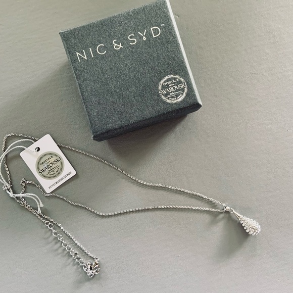 Nic & Syd crystal teardrop necklace 🇨🇦 - Picture 2 of 5